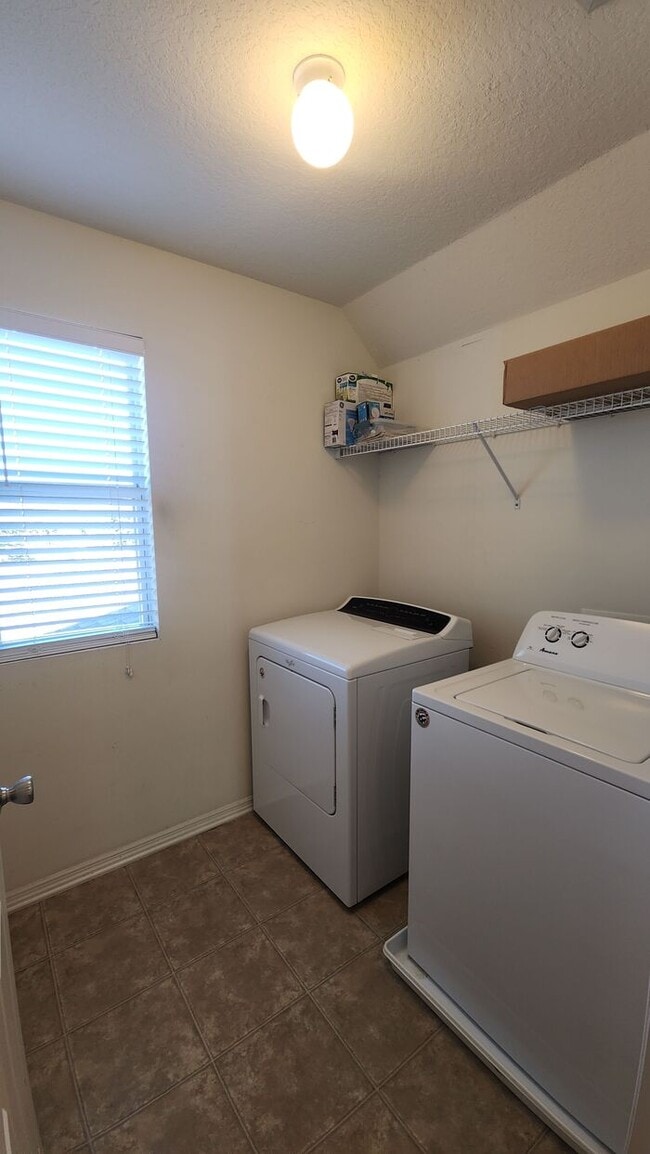 Building Photo - Great 2 Bedroom 1.5 Bath Townhome in Tuscany Village East of SR 16