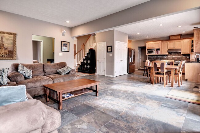 Building Photo - Spacious and Updated Yorktown Home