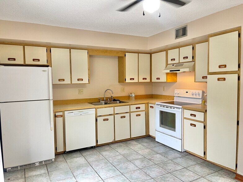 Building Photo - 2085 Oak Meadow Cir