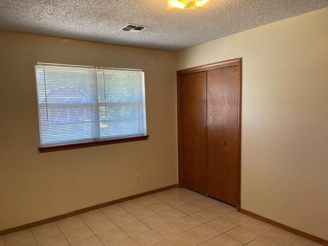 Building Photo - Brand New paint no carpet! Clean and ready...