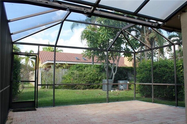 Building Photo - 6722 Canary Palm Cir