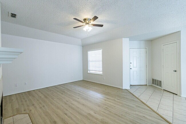 Building Photo - 10106 Englewood Ave