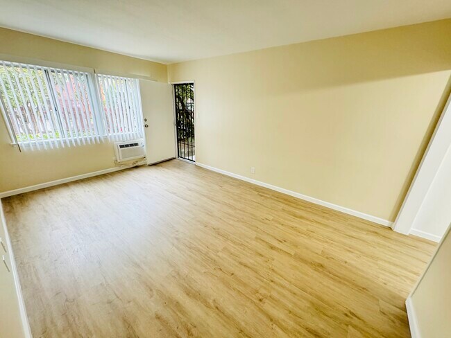 UNIT #3 LIVING ROOM - 14758 Blythe St