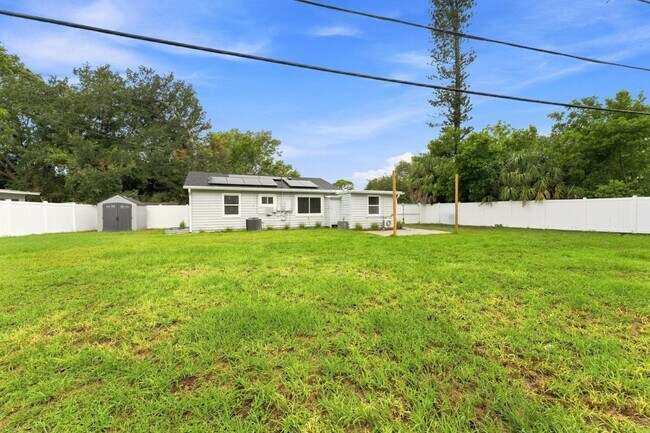 Building Photo - 7235 Orpine Dr N