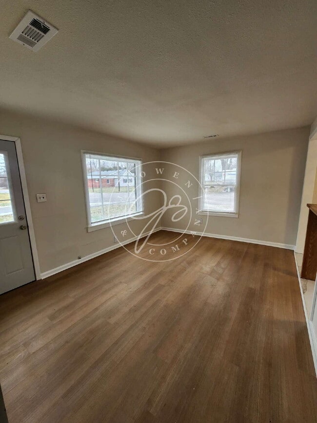 Building Photo - "Charming 2-Bedroom Retreat on Birkdale Road with Cozy 700 sq ft Layout in Toledo!"