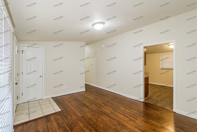 Building Photo - 318 Holiday Dr