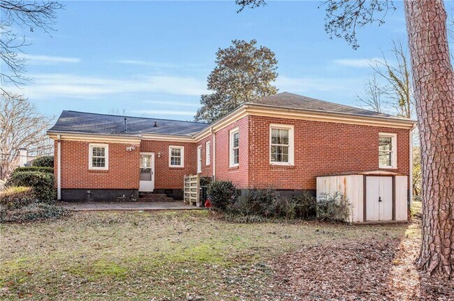 Building Photo - 948 Sycamore Dr