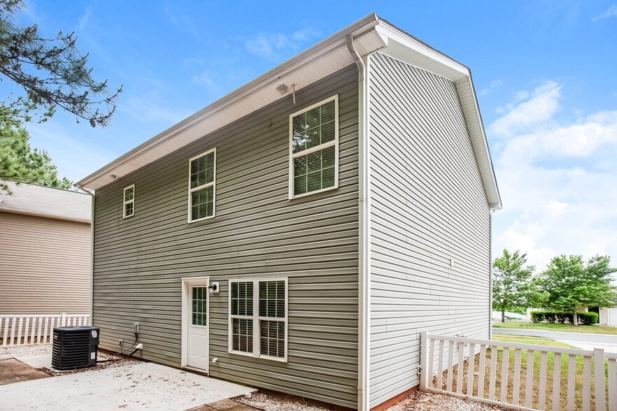 Building Photo - 4198 Broadstairs Dr SW