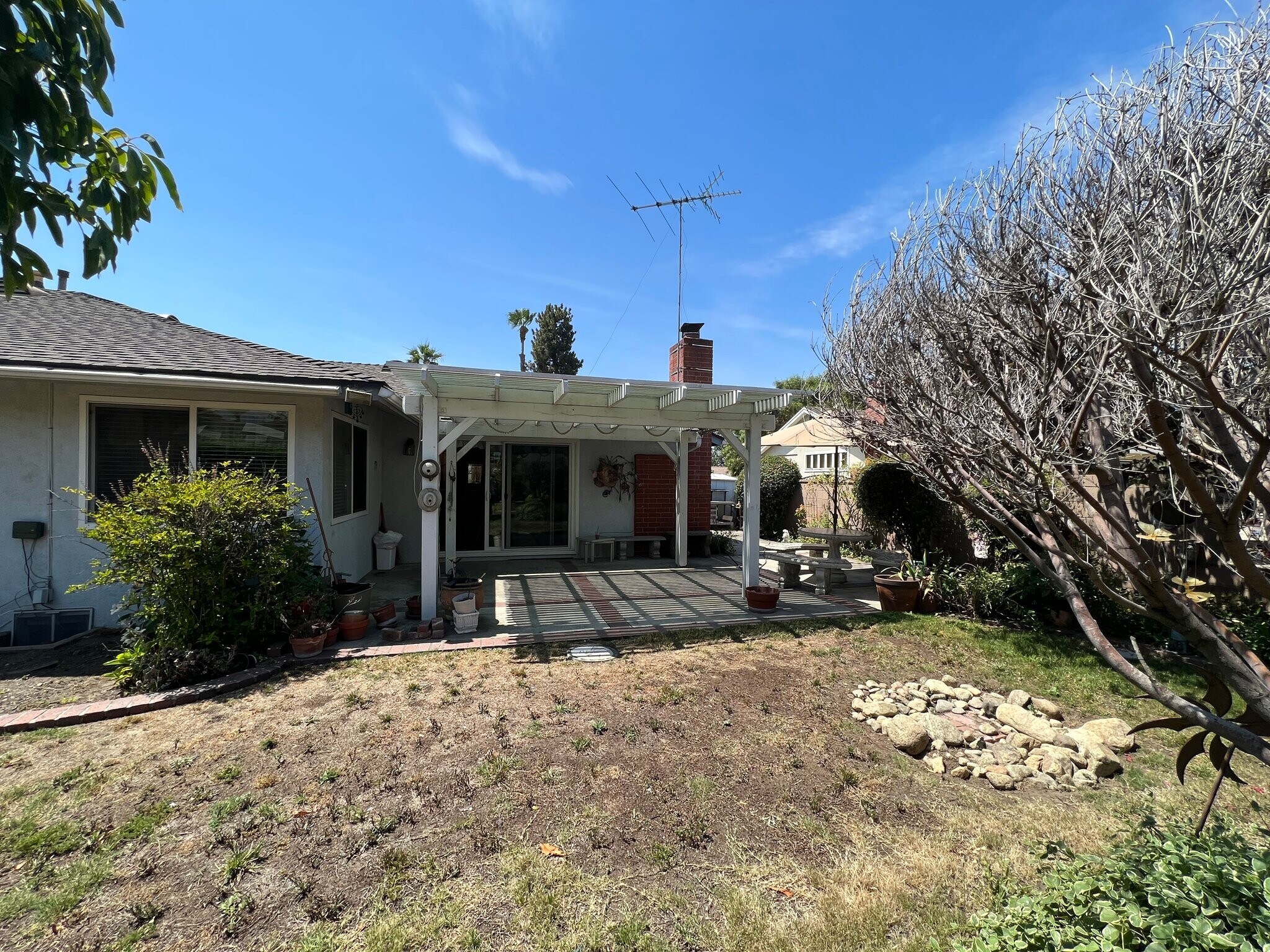 Building Photo - 1050 W La Deney Dr