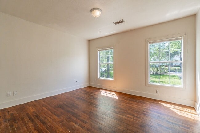 Building Photo - Cute two bedroom one bath (850 sf) home wi...