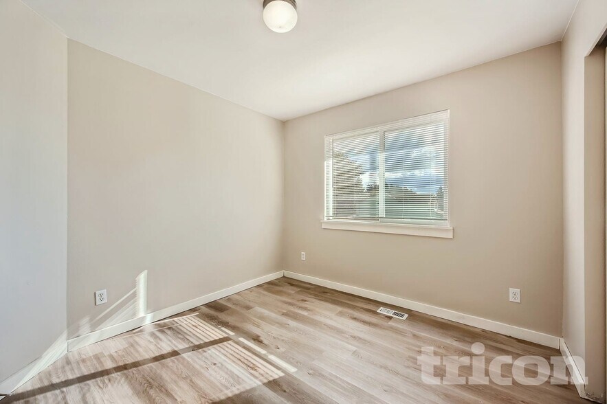 Building Photo - 1222 193rd St E