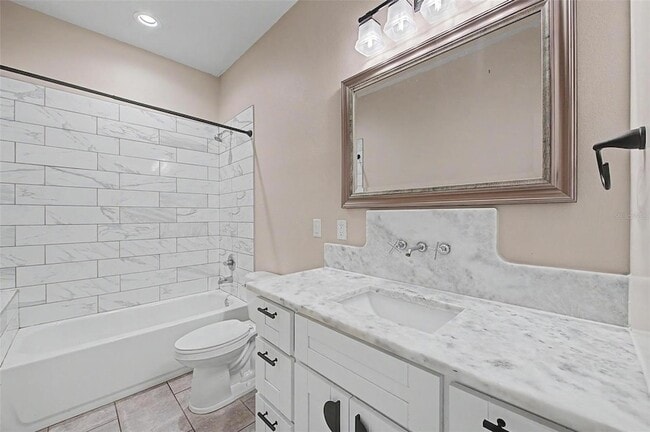 Building Photo - 606 Royal Crest Dr