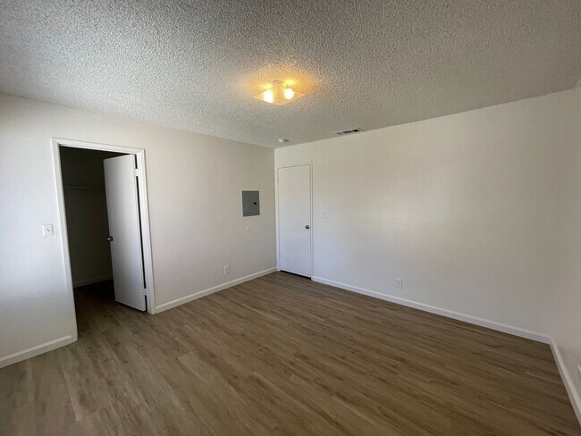 Building Photo - 1221 N Peach Ave