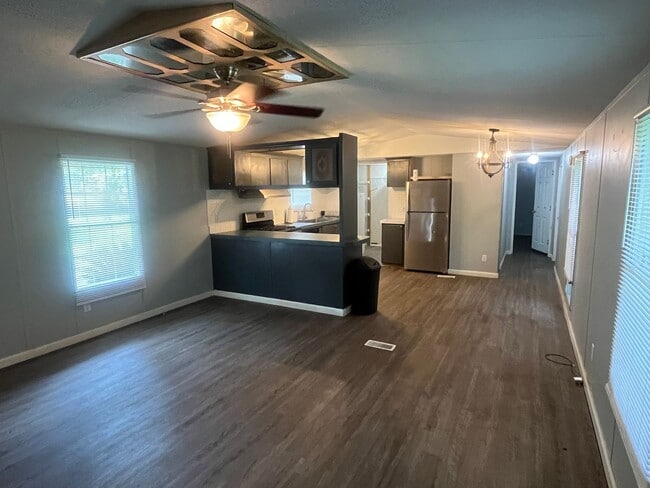 Building Photo - Newly renovated 3 Bedroom Mobile Home Just...