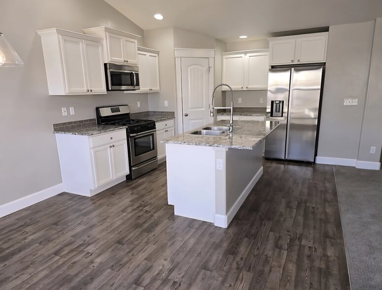 Building Photo - 5240 N Diamond Creek Ave