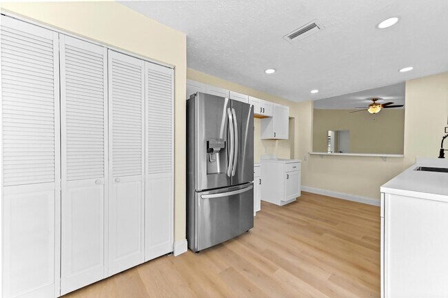 Building Photo - 571 SE Anchor Ln