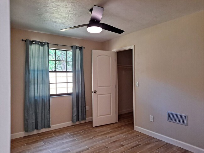 Building Photo - UPDATED 3BR 2BA WITH 2 CAR GARAGE FOR RENT