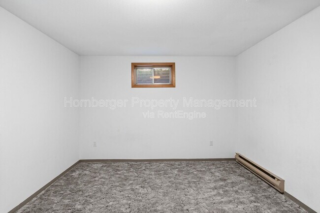 Building Photo - 1703 N Walnut Rd