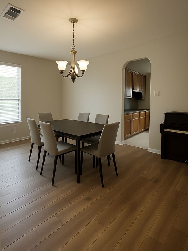 Building Photo - Rare Huge 5 Bedroom Off Crystal Falls