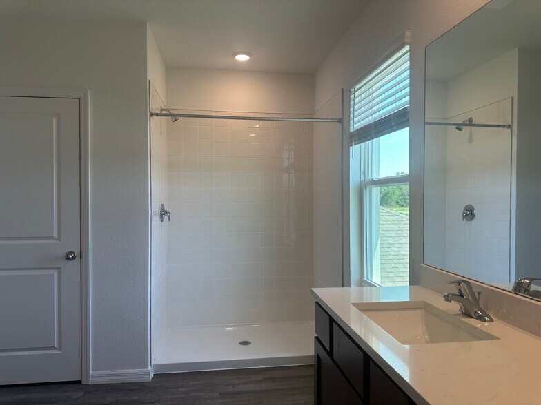 Primary bath - 10574 Dusty Boot Rd