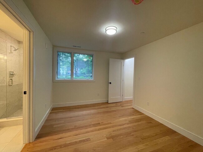 Building Photo - Charming 4 Bedroom-No Broker Fee