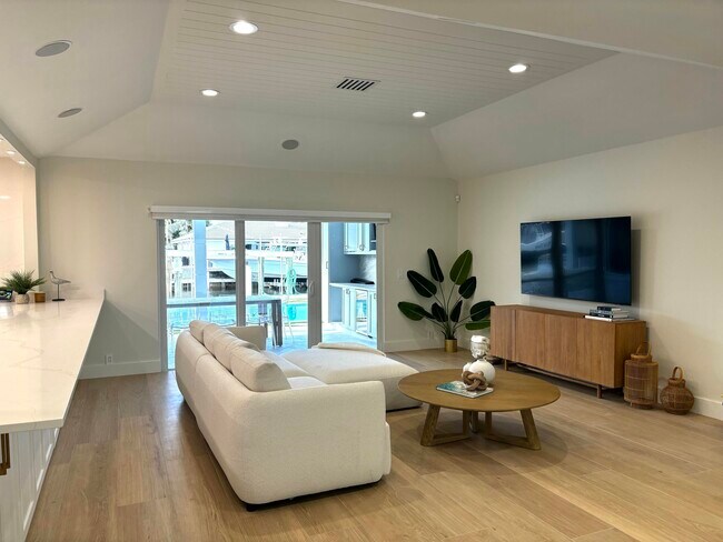 Building Photo - 885 Nafa Dr