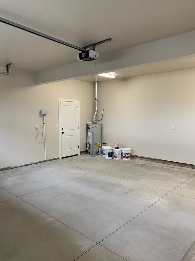 Building Photo - 3 Bedroom 2 Bath Single Family home with L...