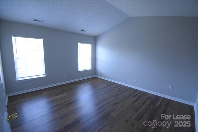 Building Photo - 8139 Chatham Oaks Dr