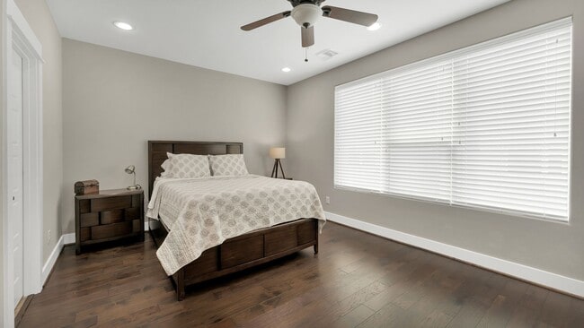Building Photo - 607 Bayou St