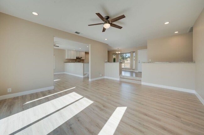 Building Photo - Spacious 3 Bed, 2 Bath Home with Acreage, ...
