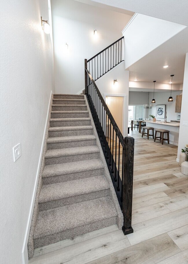 Building Photo - 3 Bedroom End Unit Luxury Townhome in Moun...