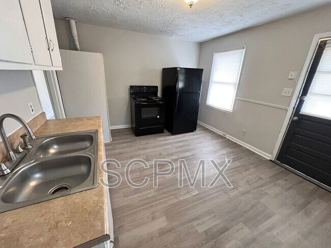 Building Photo - 2428 Crestview Dr