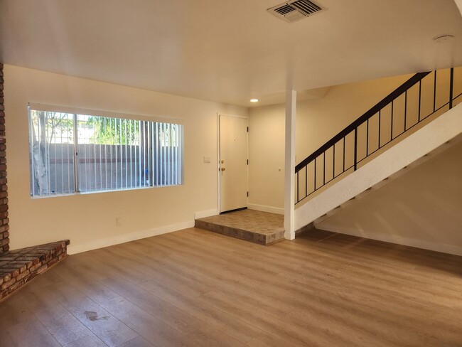 Building Photo - 3bed/2.5bath + Garage Townhome in Tarzana-...