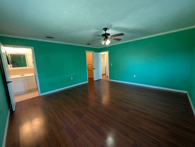 Building Photo - Lovely large 2/2/1 in Beverly HIlls