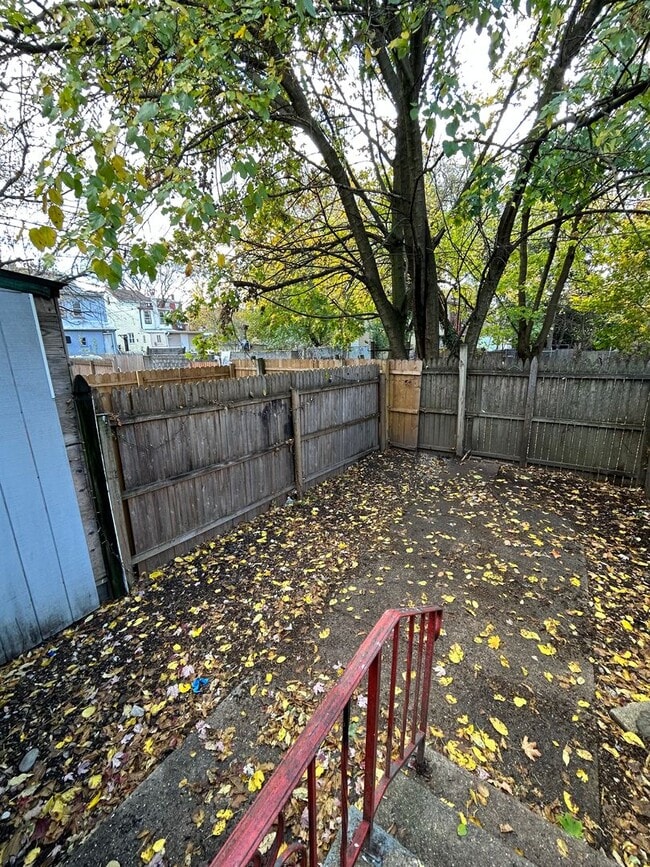 Building Photo - 2 bed 1 bath freshly renovated