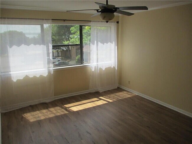 Building Photo - 8888 Tallwood Dr