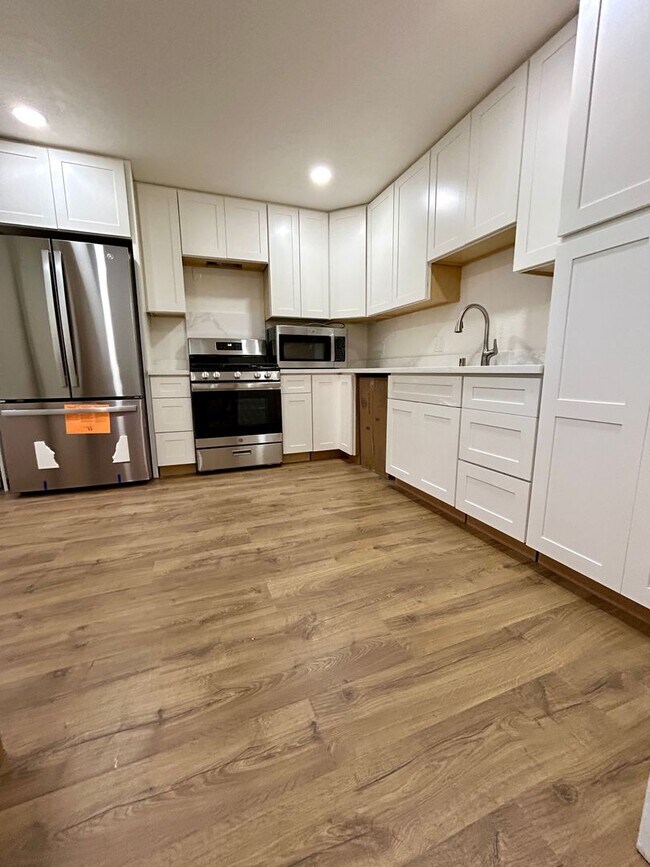 Building Photo - 355 Willits St