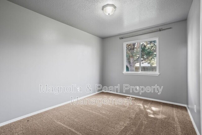 Building Photo - 979 Peregrine Dr