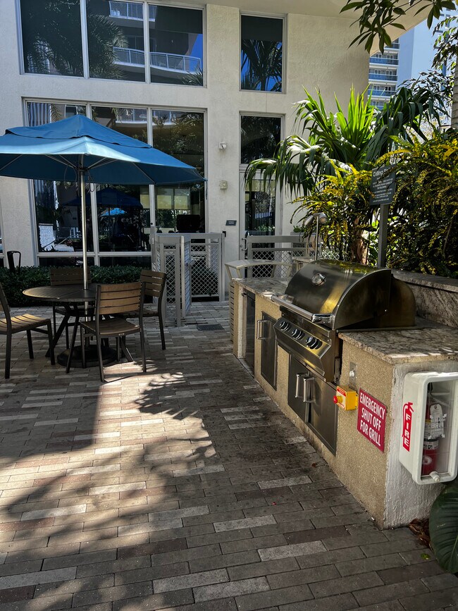 Building Photo - 475 NE 25th St