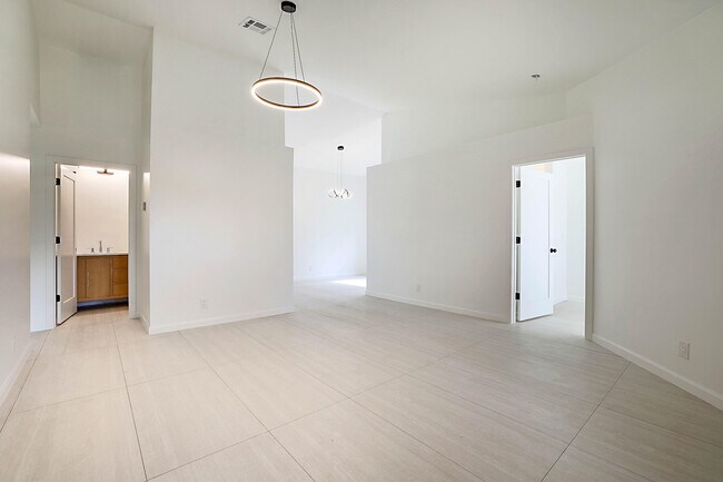 Building Photo - 320 NE 42nd St