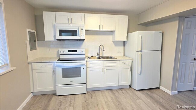 Building Photo - 33507 Berville Ct