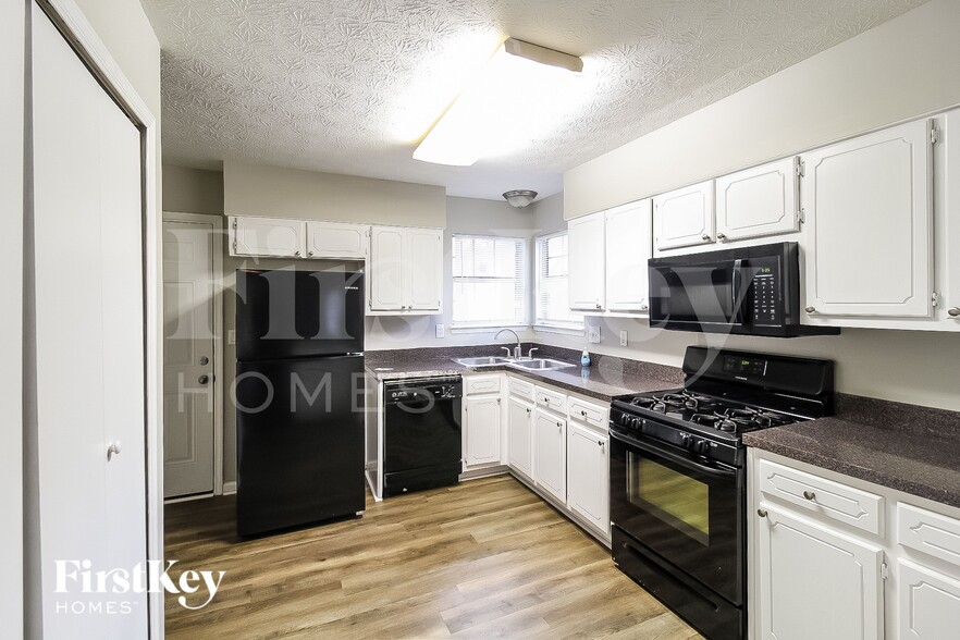 Building Photo - 8920 Woodlake Ct