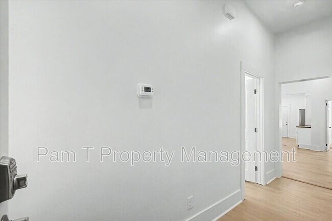 Building Photo - 615 W 39th St
