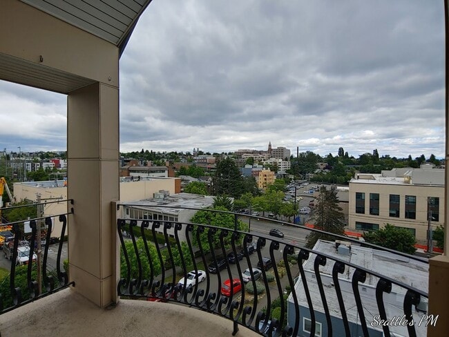 Building Photo - Top Floor Condo Located in First Hill with 2 Parking Spots Included!!!