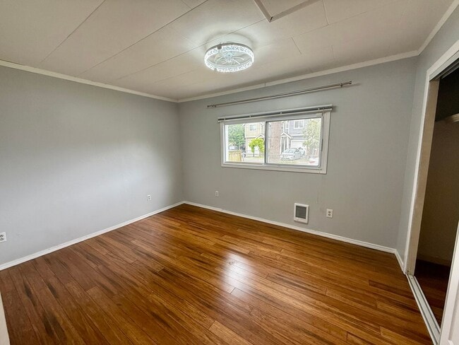 Building Photo - White Center Home