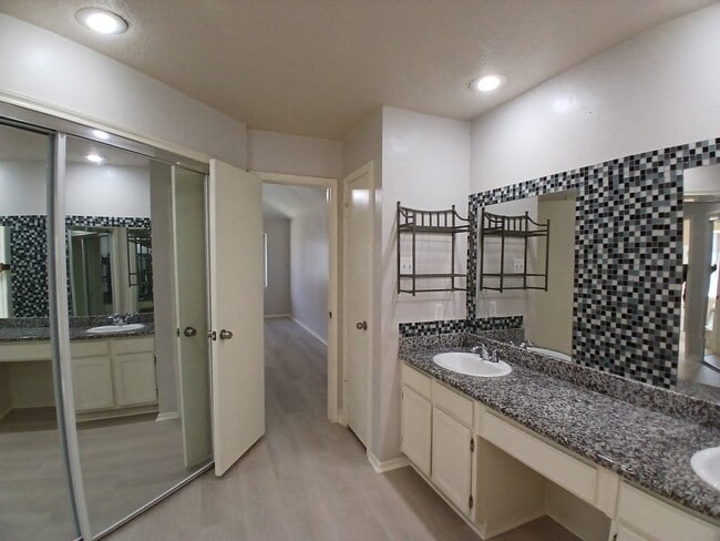 Building Photo - 2931 Auburn Dr