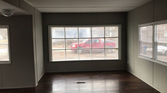 Building Photo - Updated 3 bedroom 1 bath mobile home with open floor plan