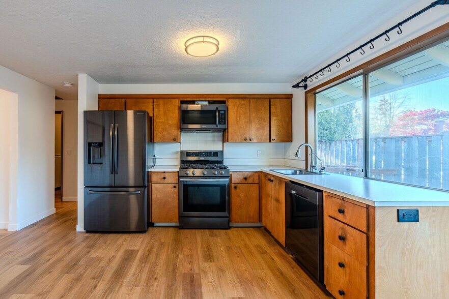 Building Photo - 14225 SW Rocklynn Pl