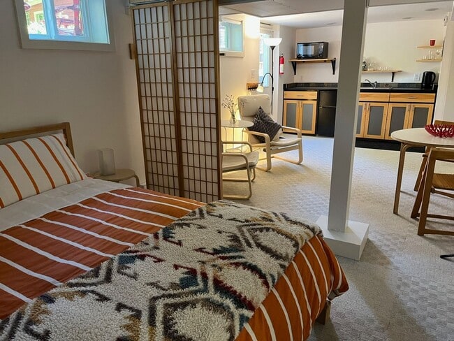 Building Photo - Updated 1926 4-bdrm/3-bath Sellwood bungal...
