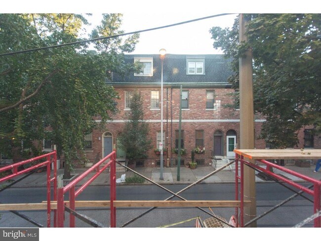 Building Photo - 413 S 11th St